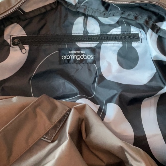 NWOT weekend bag size 19 x 13 x5 inches - Picture 2 of 2